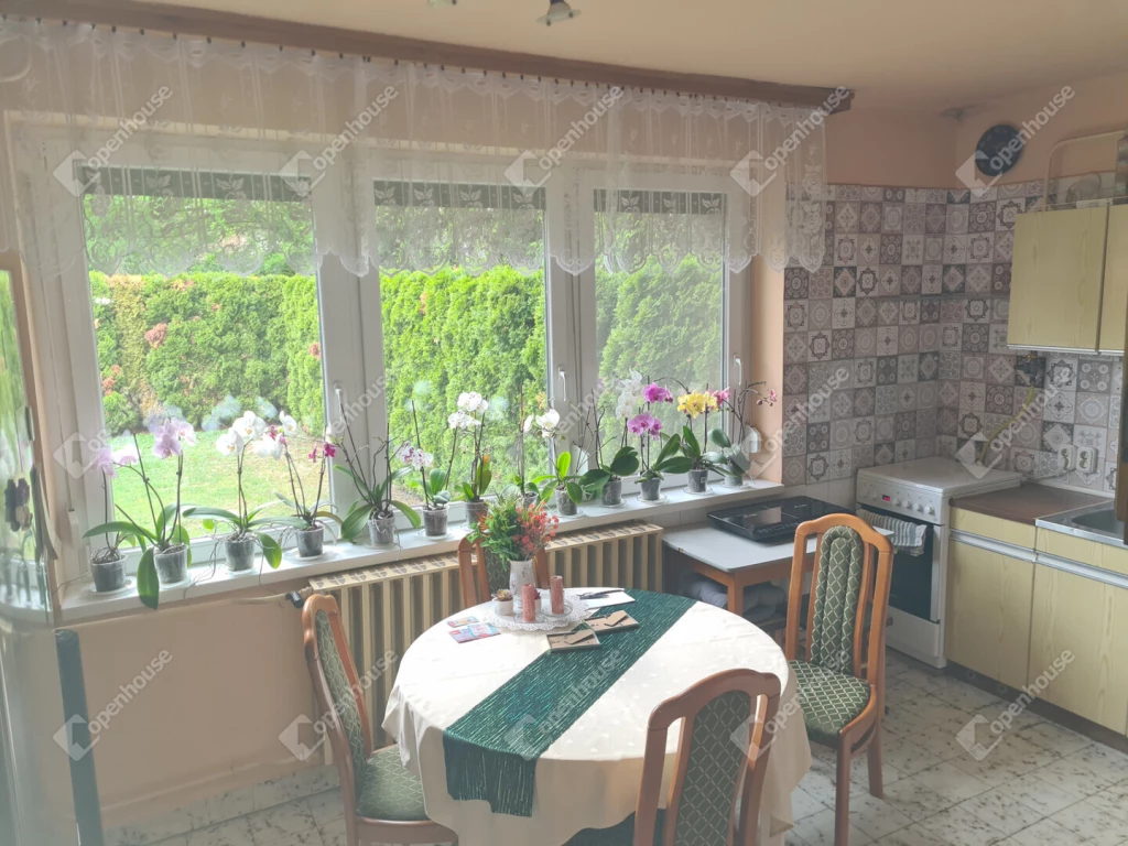 Celldömölkön, Kodály lakótelepen, 170 m2-es, emeletes családi ház eladó