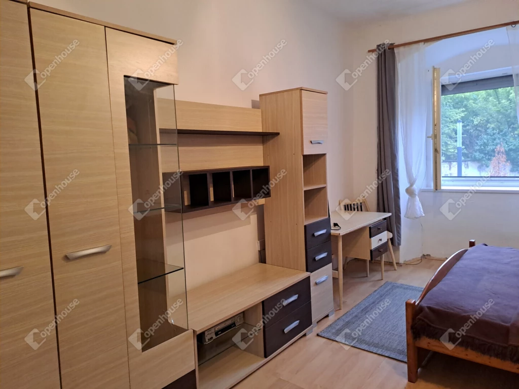 Azonnal birtokba vehető kis lakás eladó Pápán!