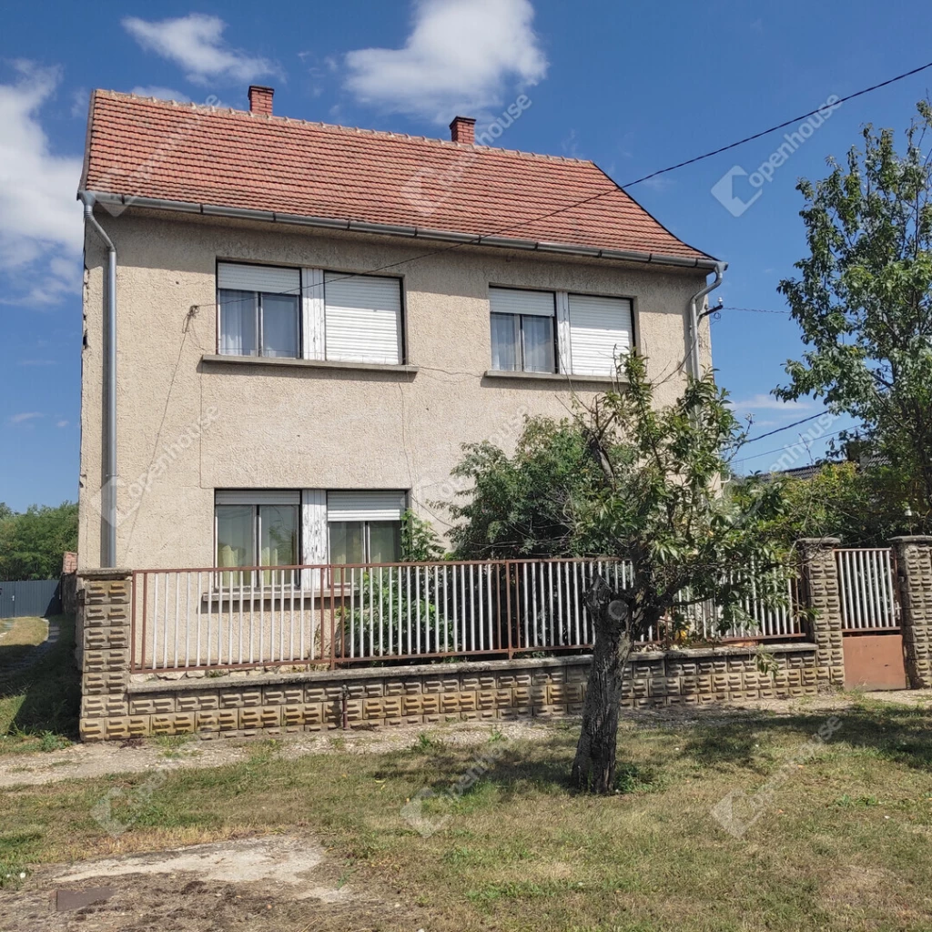 Kétszintes, azonnal költözhető családi ház eladó Nagysimonyiban!