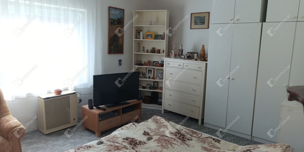 Pápán jó állapotú lakás saját udvarral megfizethető áron eladó!