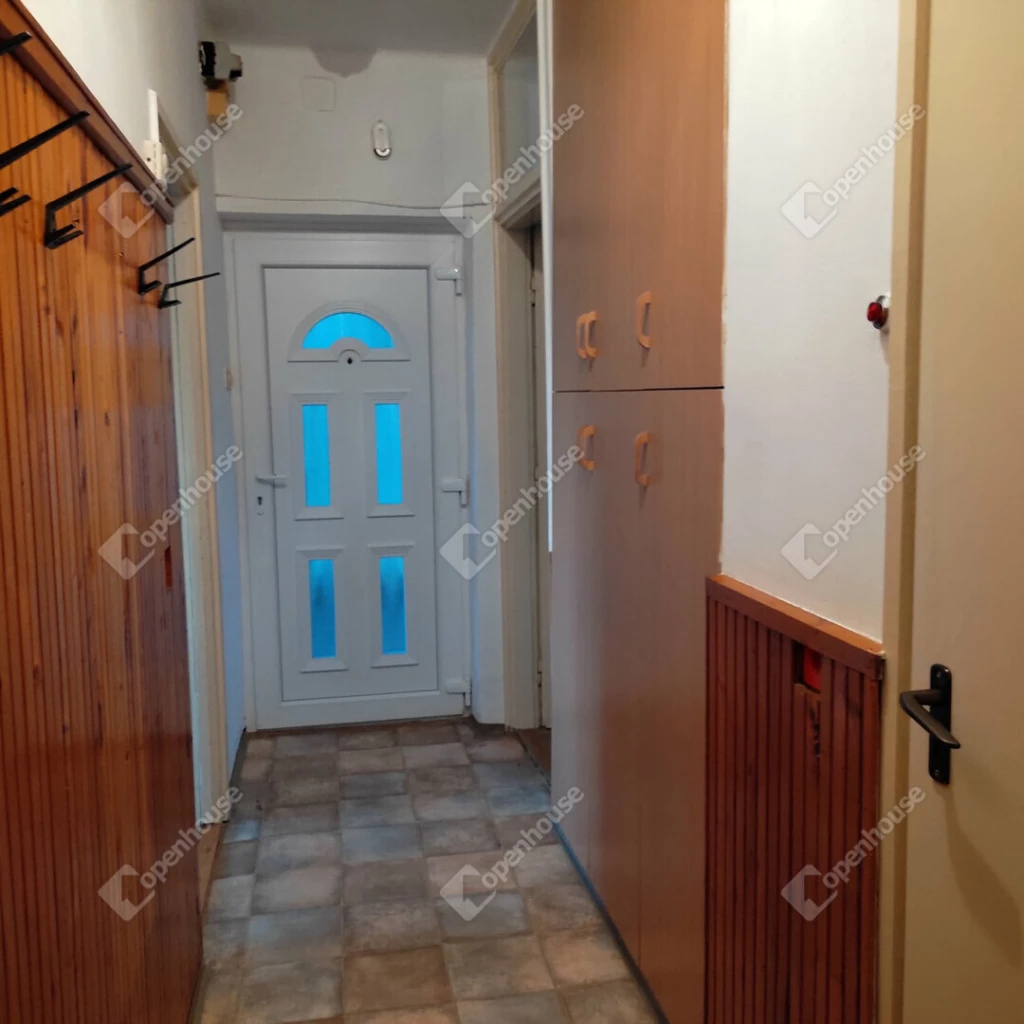 2,5 szobás lakás kis udvarral eladó Celldömölkön!