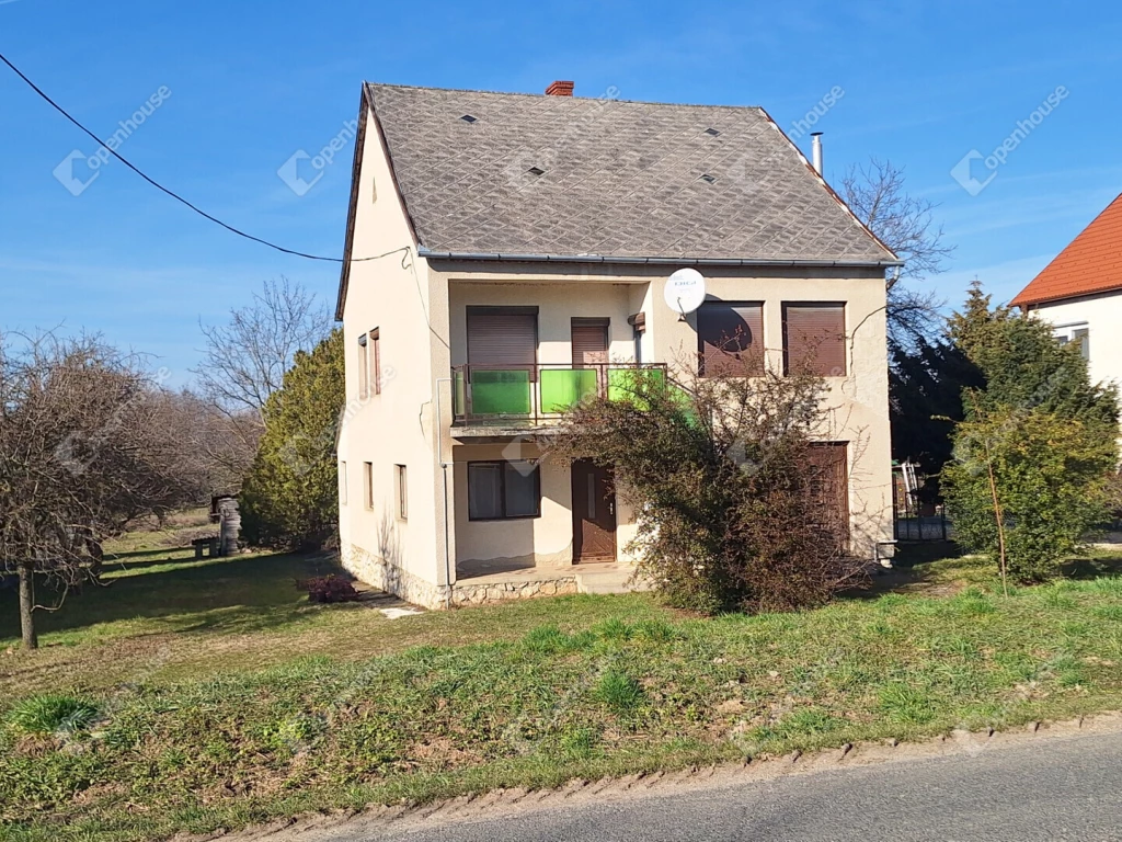 Családi ház a várra néző kilátással Somlószőlősön