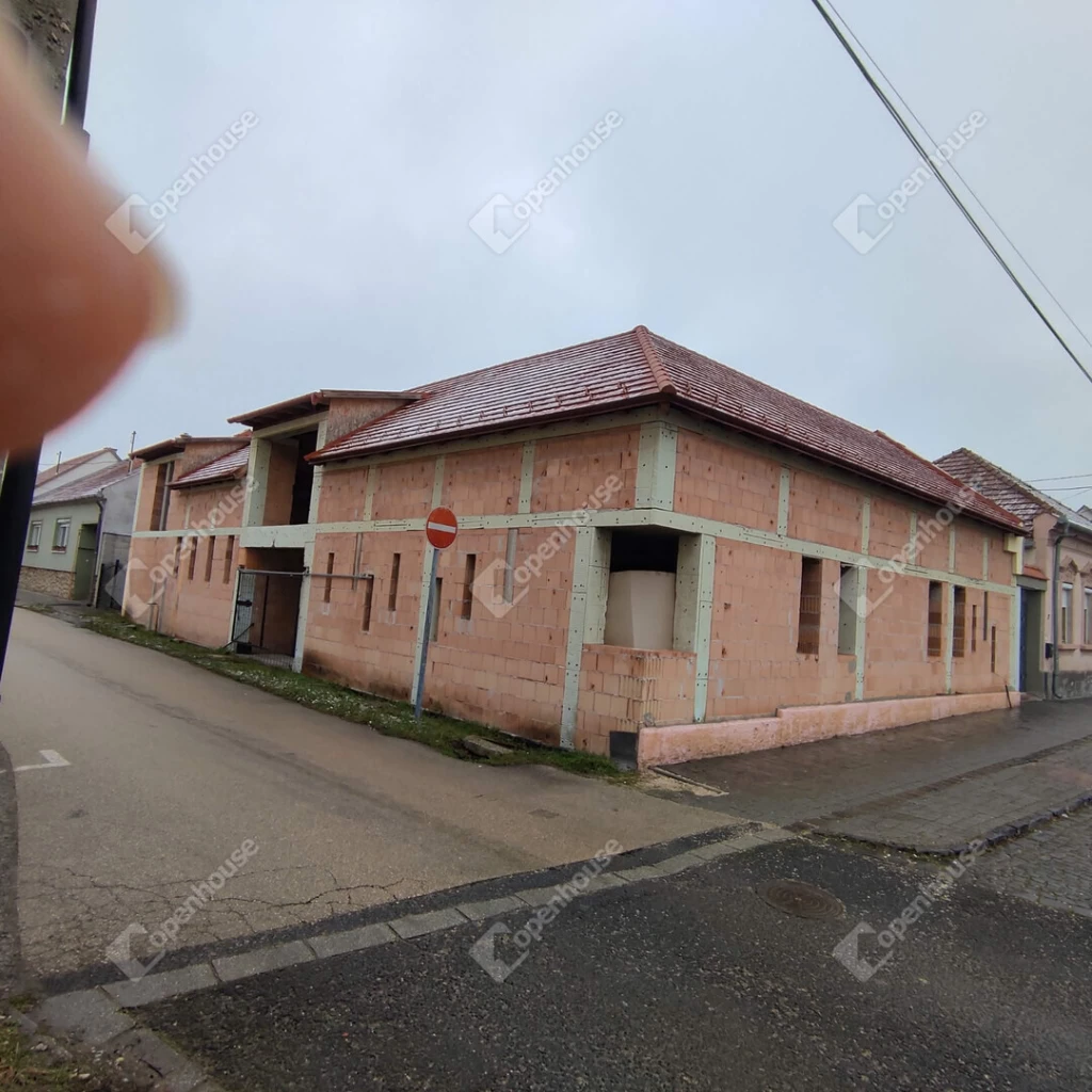 Nagyméretű félig kész ház eladó Pápán, a belvárosban!