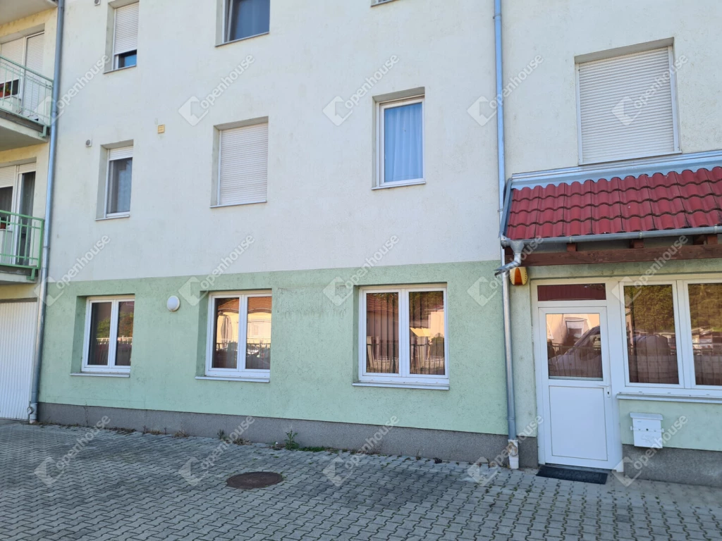 Celldömölk központjában lakás - akár iroda céljára - eladó!