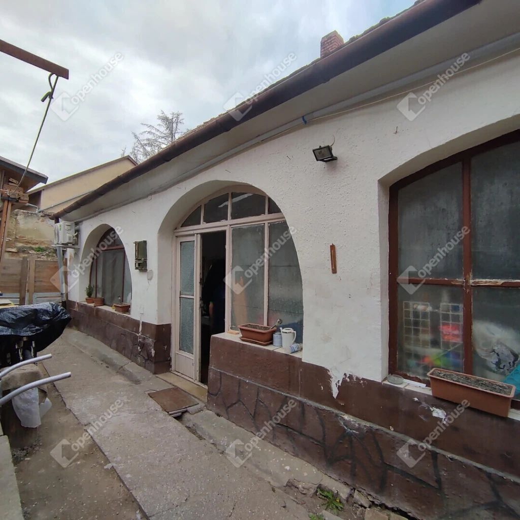 Belvárosban kis lakás saját udvarrésszel eladó!