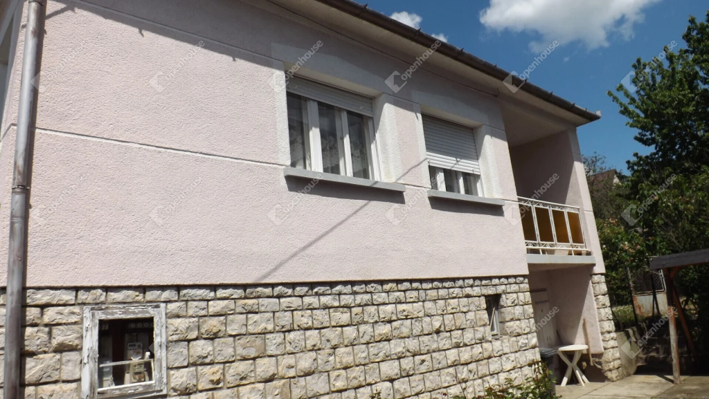 Ajkán 150 négyzetméteres, kétszintes családi ház eladó