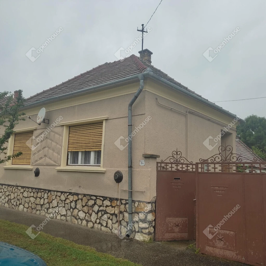 Azonnal birtokba vehető családi ház eladó Pápa közelében!