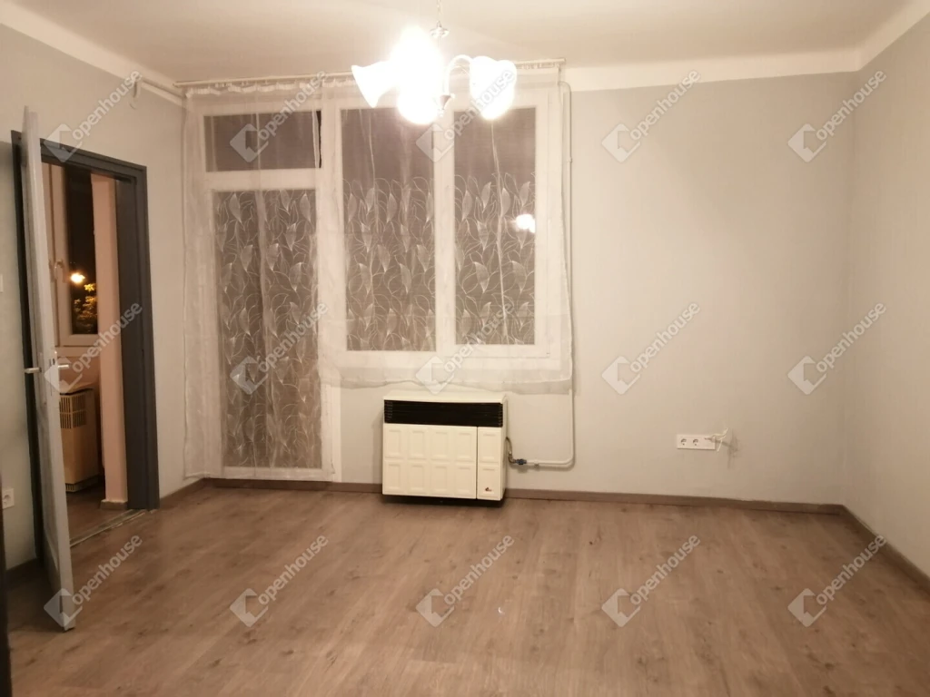 Felújított 2 szobás, erkélyes lakás eladó Pápán!
