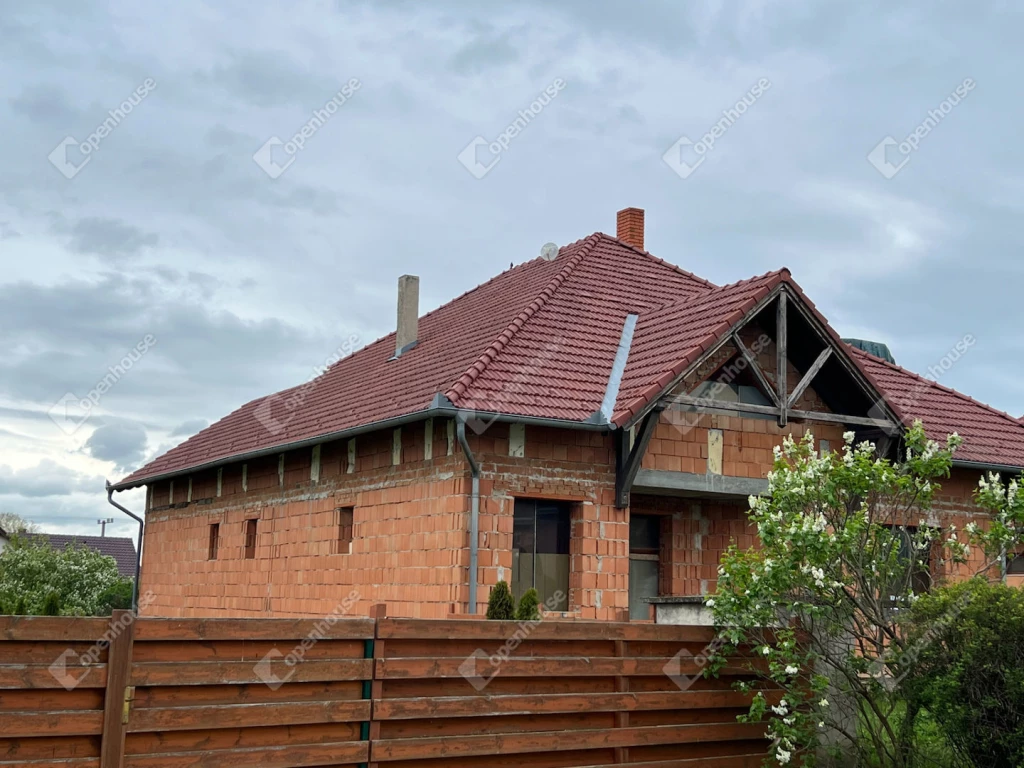 Félbemaradt álom... Fertőszentmiklóson szerkezetkész családi ház eladó!