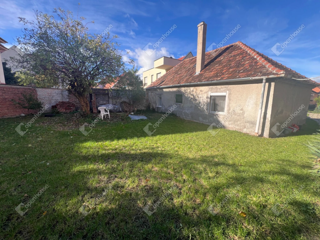 Sopronban udvari lakóház lakás eladó