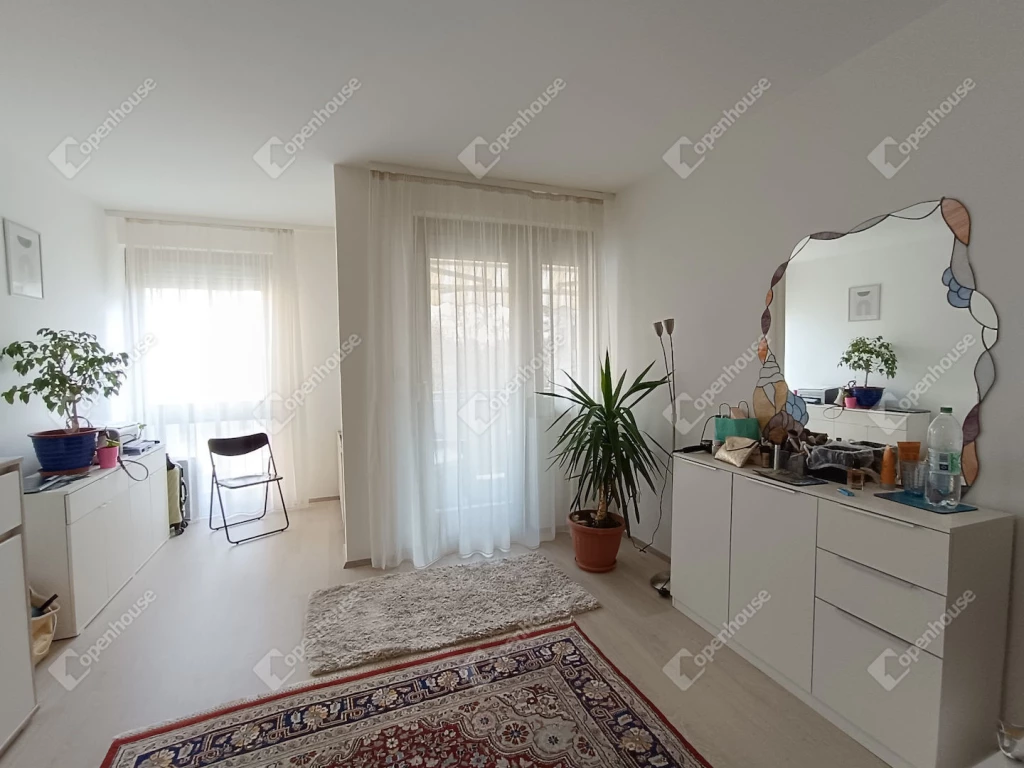 Négy szobás, erkélyes lakás különleges elhelyezkedéssel