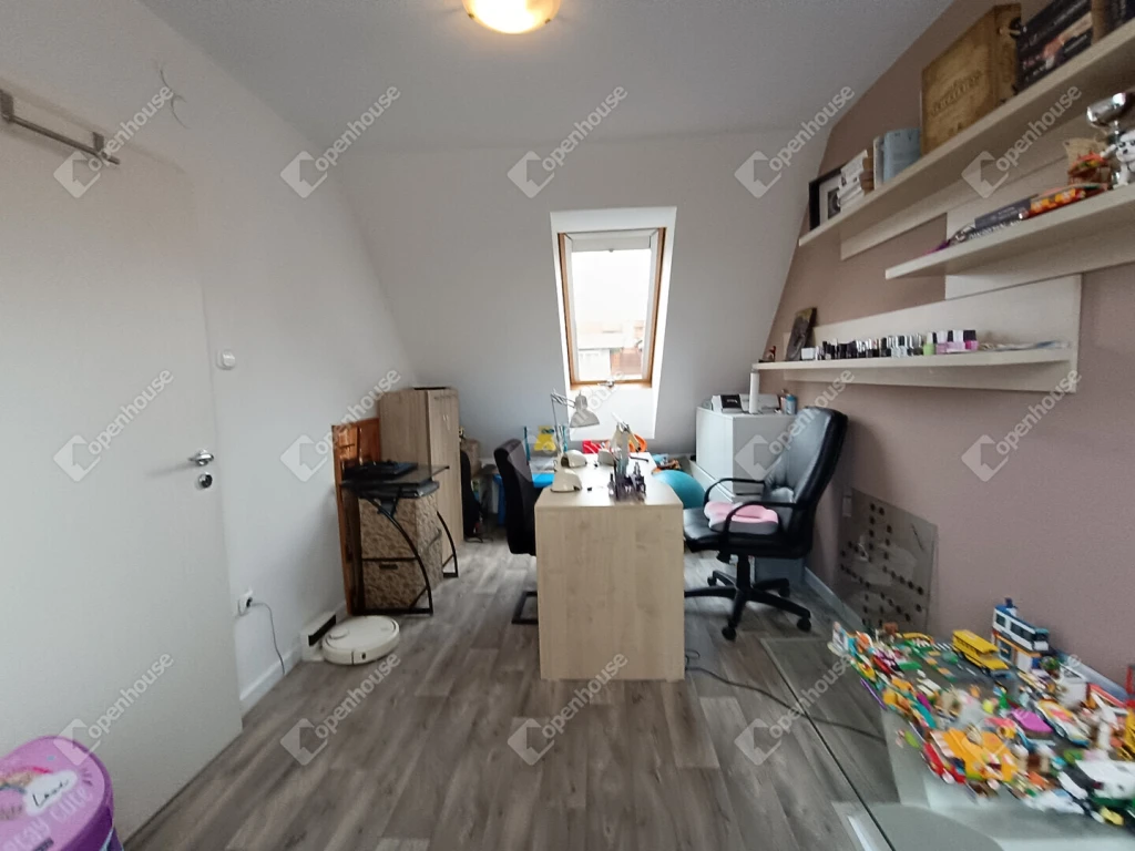 Négy szobás lakás saját parkolóval az Ágfalvi-lakótelepen