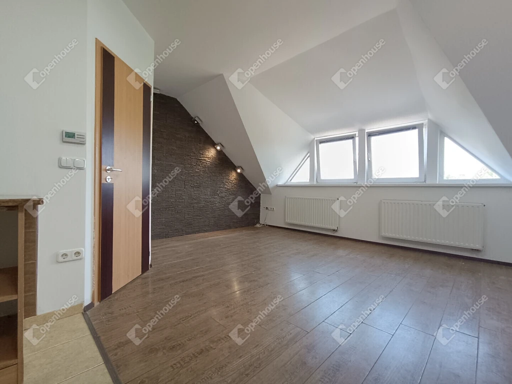 Két szobás kis lakás, azzonal költözni vágyóknak!