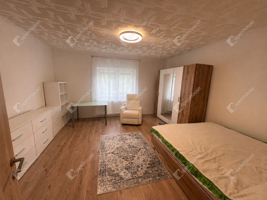 Újkéren eladó felújított 2 szobás családi ház 1530 m²-es telken
