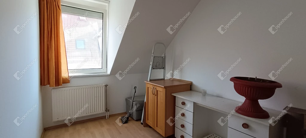 Aranyhegyi 1+2 szobás tágas lakás eladó