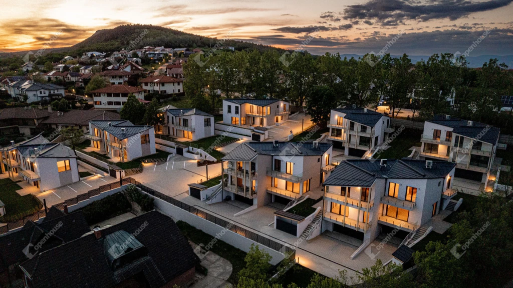 LUXUS színvonalú, 5 szobás ikerházfél Ürömön EXKLUZÍV villaparkban eladó!