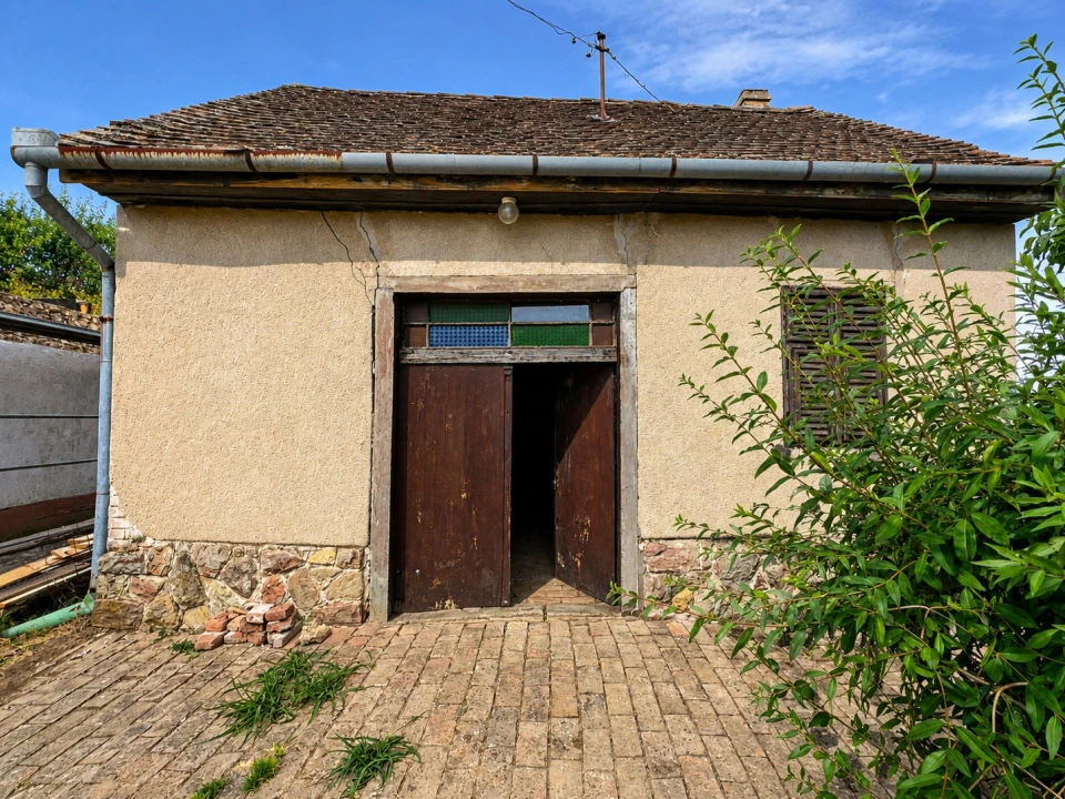 Eladó zártkert, Bóly