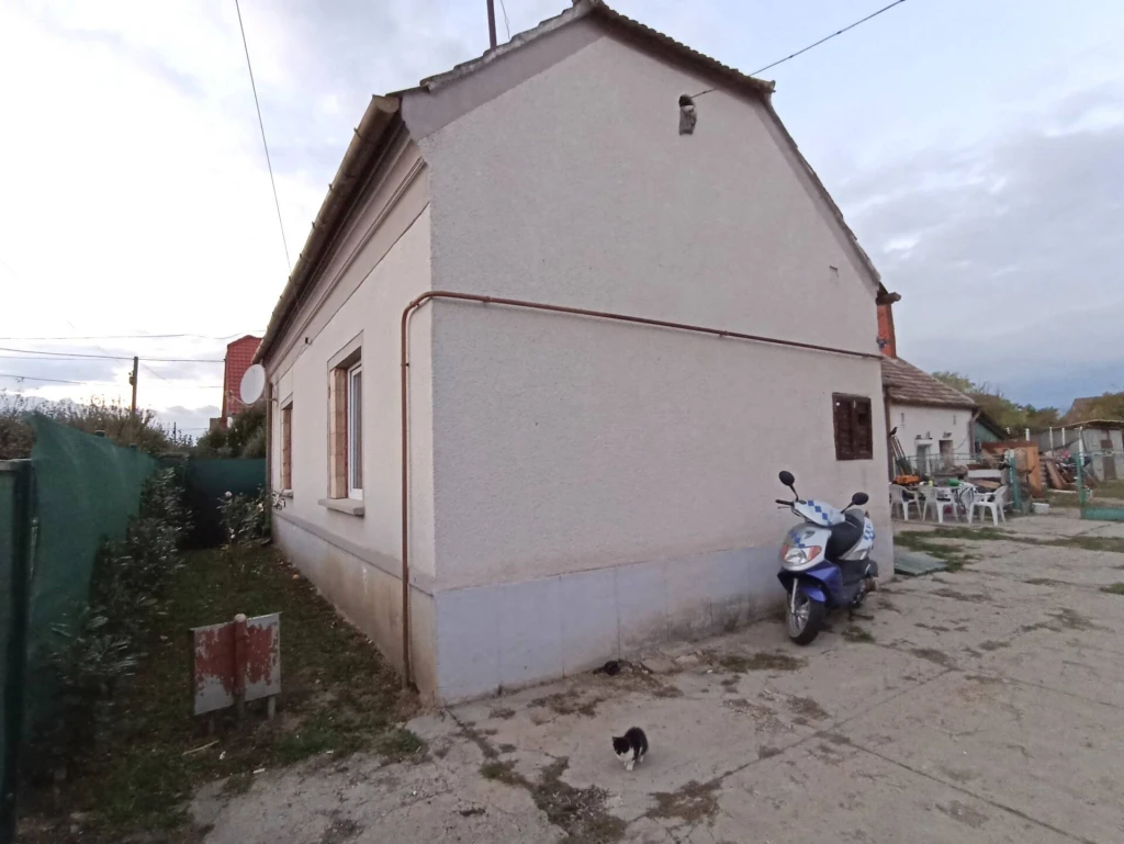 Költözhető családi ház ideális méretű telekkel – biztonságos környezet az Osztrák határ mellett.