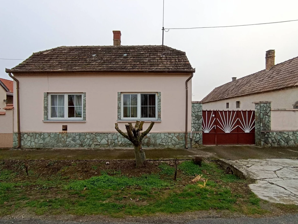 Vashosszúfaluban tégla építésű családi ház eladó nagy telekkel!