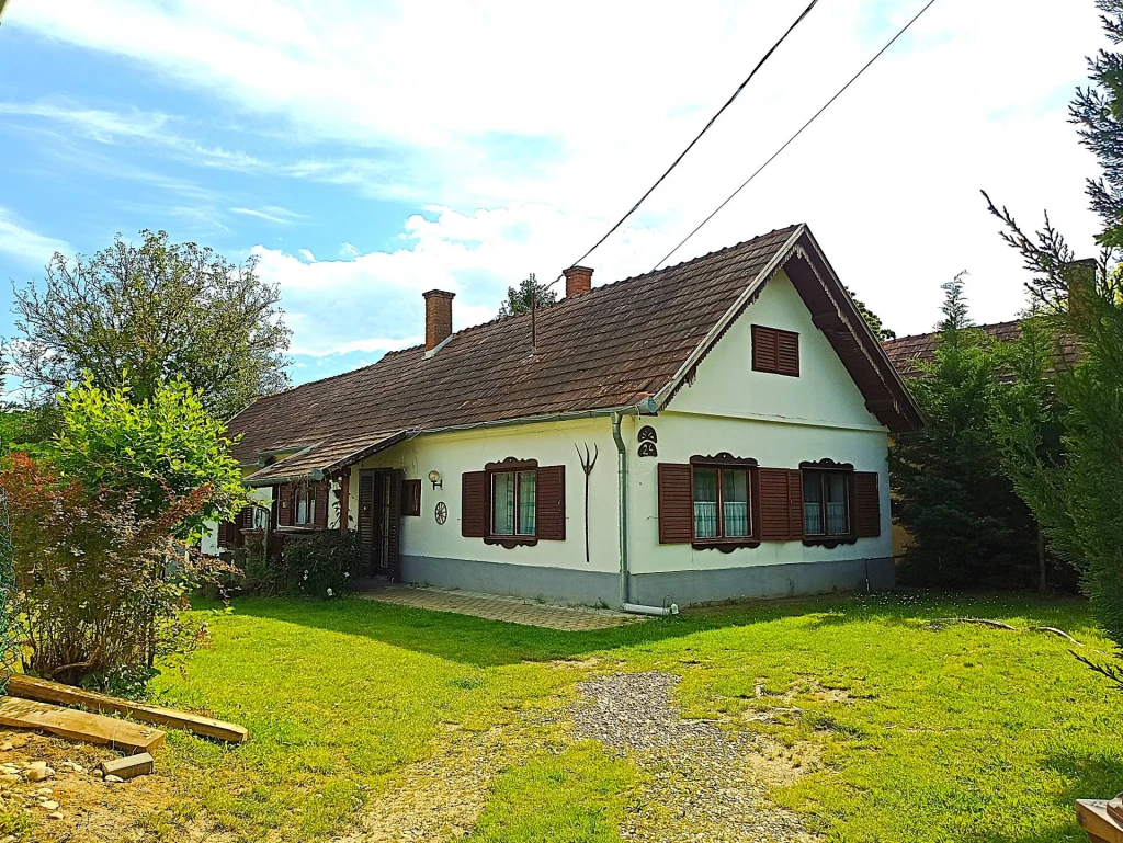 Vendégház saját tóval és patakkal.