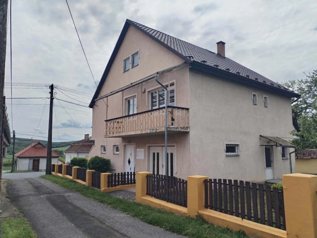 Két szintes családi ház eladó Szalmatercsen!