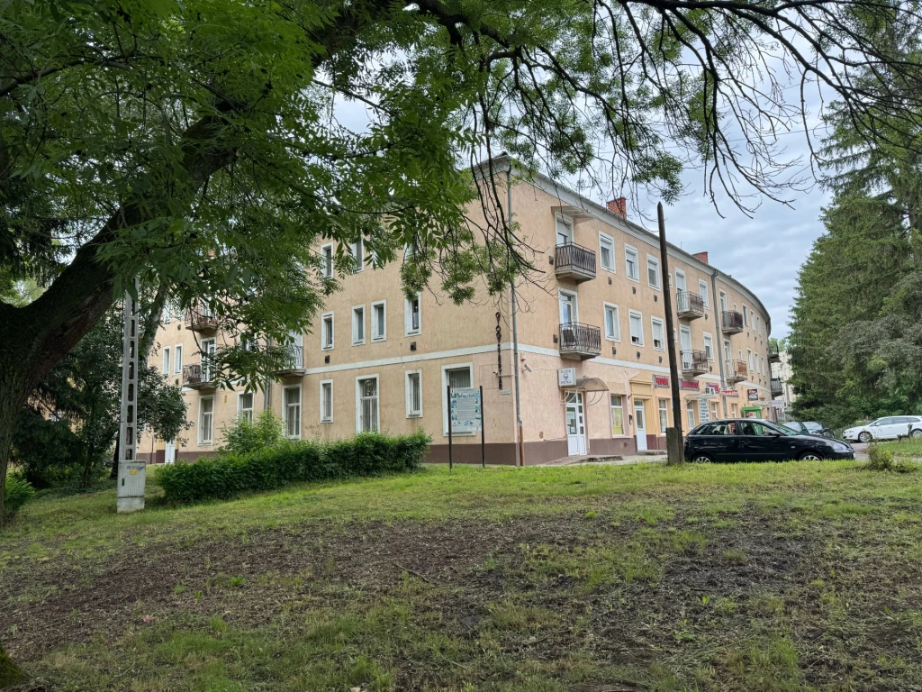 Bátonyterenye Bayza úton, eladó 2 szobás erkélyes lakás első emeleten!