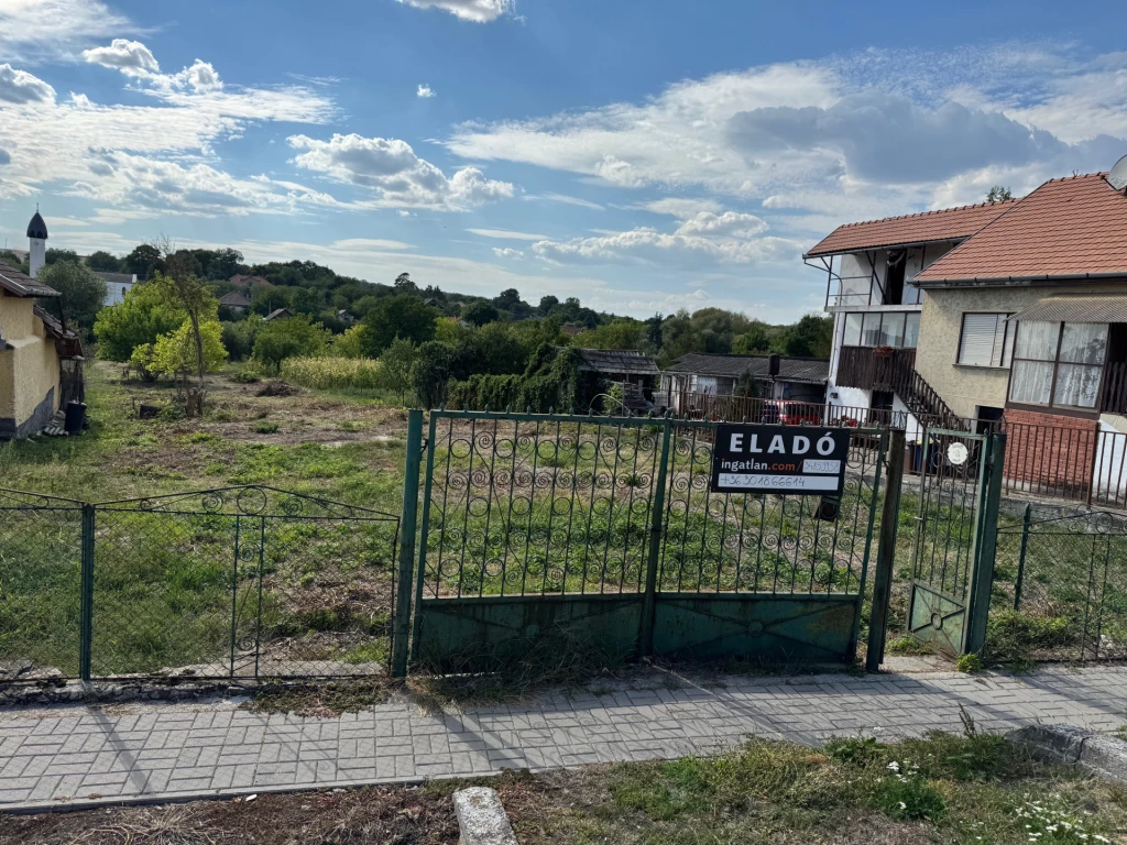 Építkezne egy csendes, barátságos környéken? Itt a remek lehetőség Kisbágyonban!