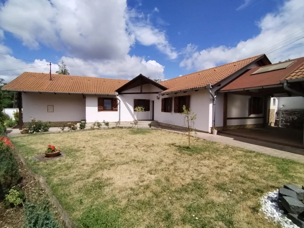 Különleges otthon Gyöngyöspatán – Újszerű állapot, festői környezet!