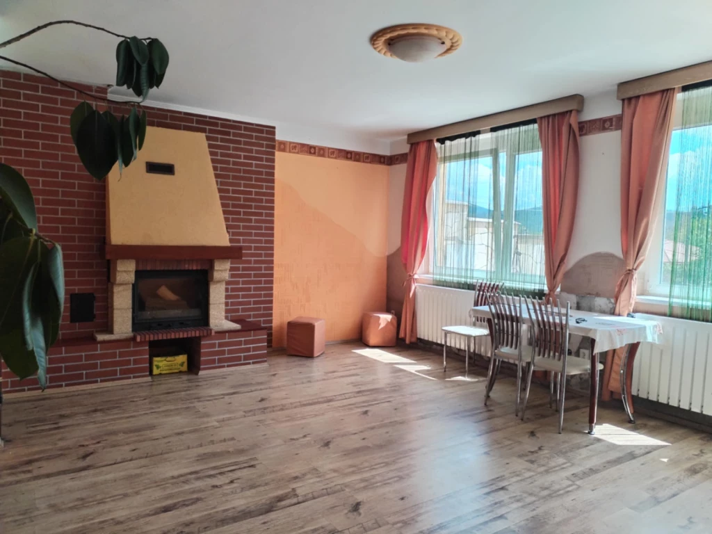 Eladó 3 szintes sorházi lakás Salgótarján kertvárosi részén – 130 m², 4 szoba, nappali, teljeskörűen felújítva!