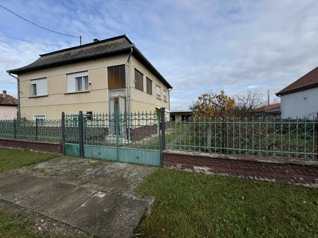 Varsány eladó 2 szintes családi ház!