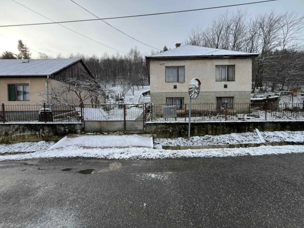 Bárna eladó kétszintes családi ház