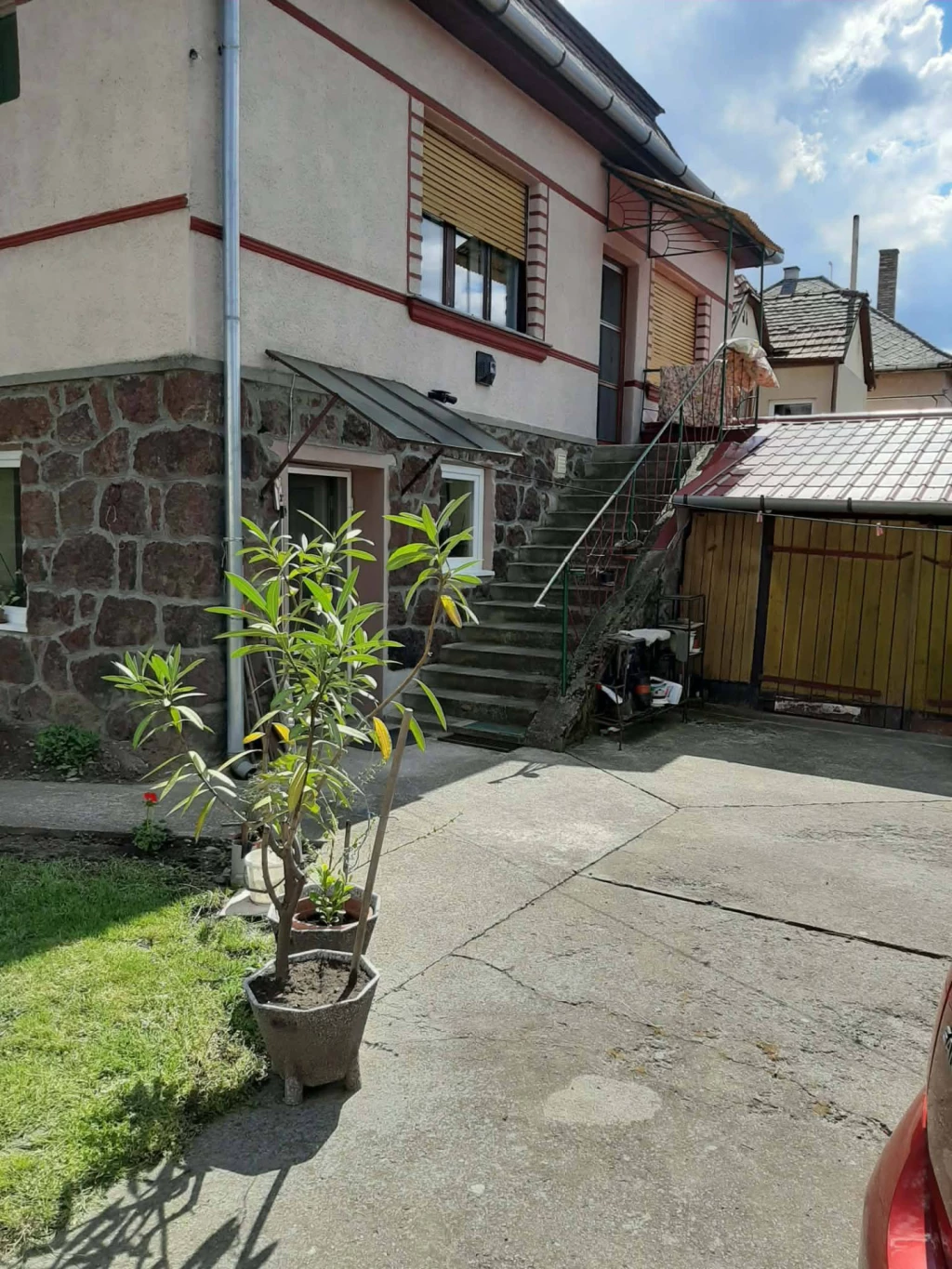 Eladó taron 4 szobás családi ház, természetközeli