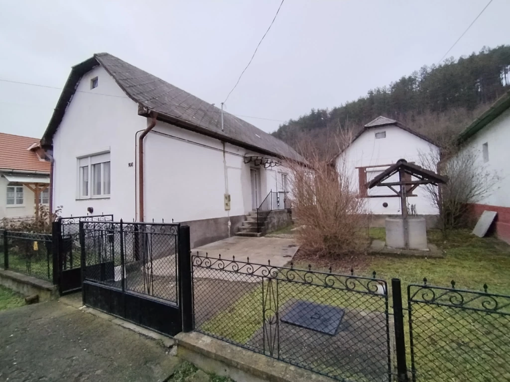 Két házat vehet egy áráért Bekölcén – kiváló lehetőség családnak vagy nyaralónak