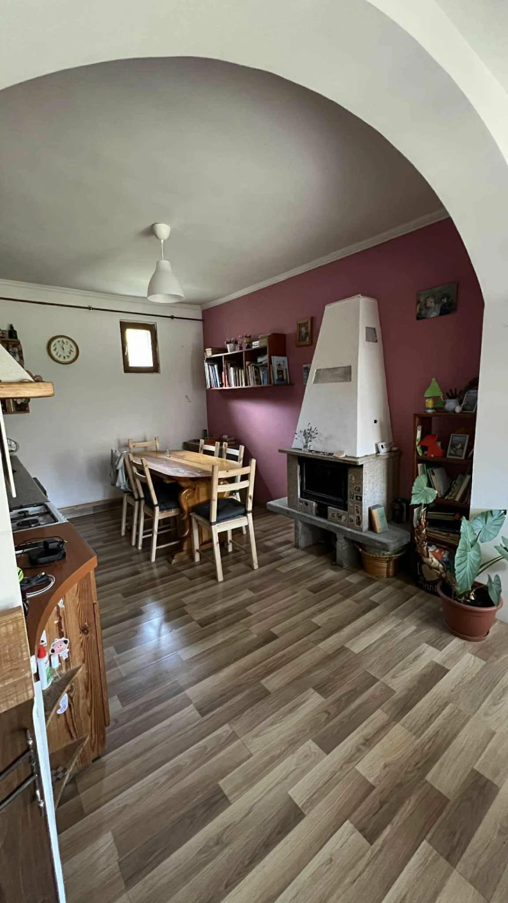 Nyugodt otthon nagy kerttel és saját műhellyel Héhalmon