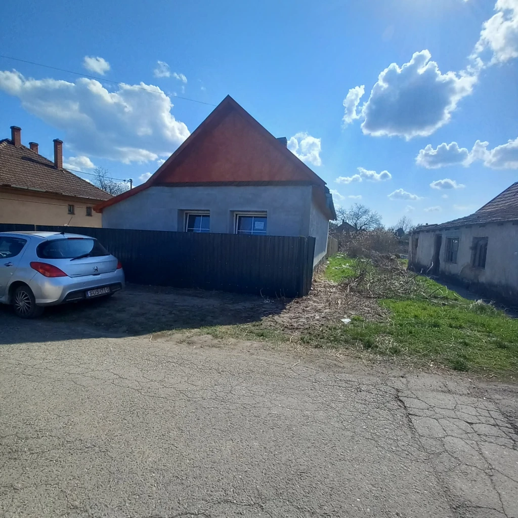 Jászapáti strand utcájában eladó családi ház