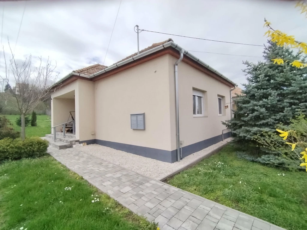 Igényesen felújított családi ház eladó Bátonyterenyén – nagy telekkel, szaunával!