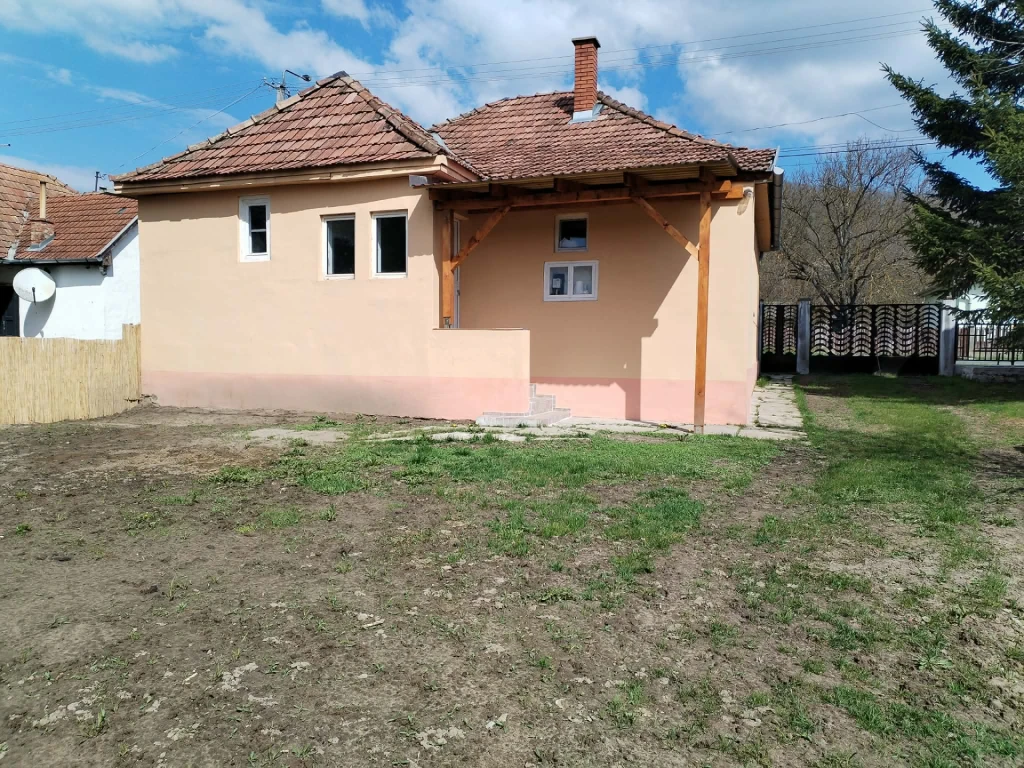 Természetközeli otthon Litkén – stabil tégla ház, tágas telek, szép panoráma