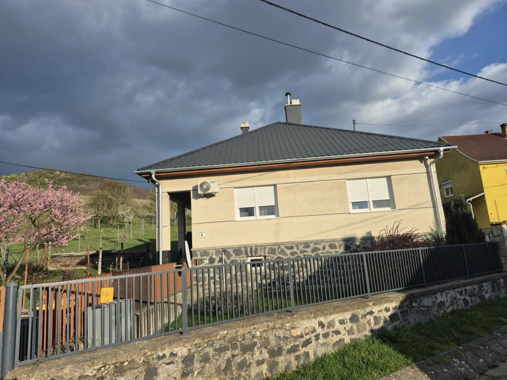 Eladó családi ház, Márkháza