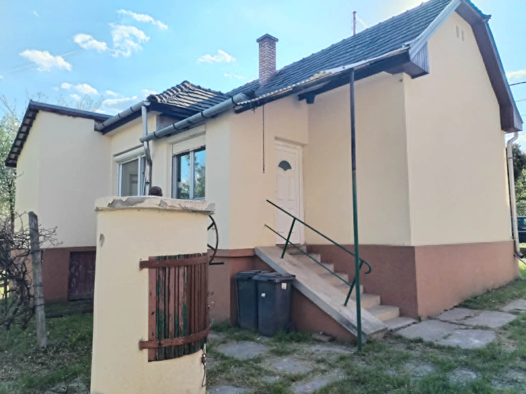 Eladó 2 szobás ház Salgótarjánban, lovarda az utcában, gyönyörű kilátással