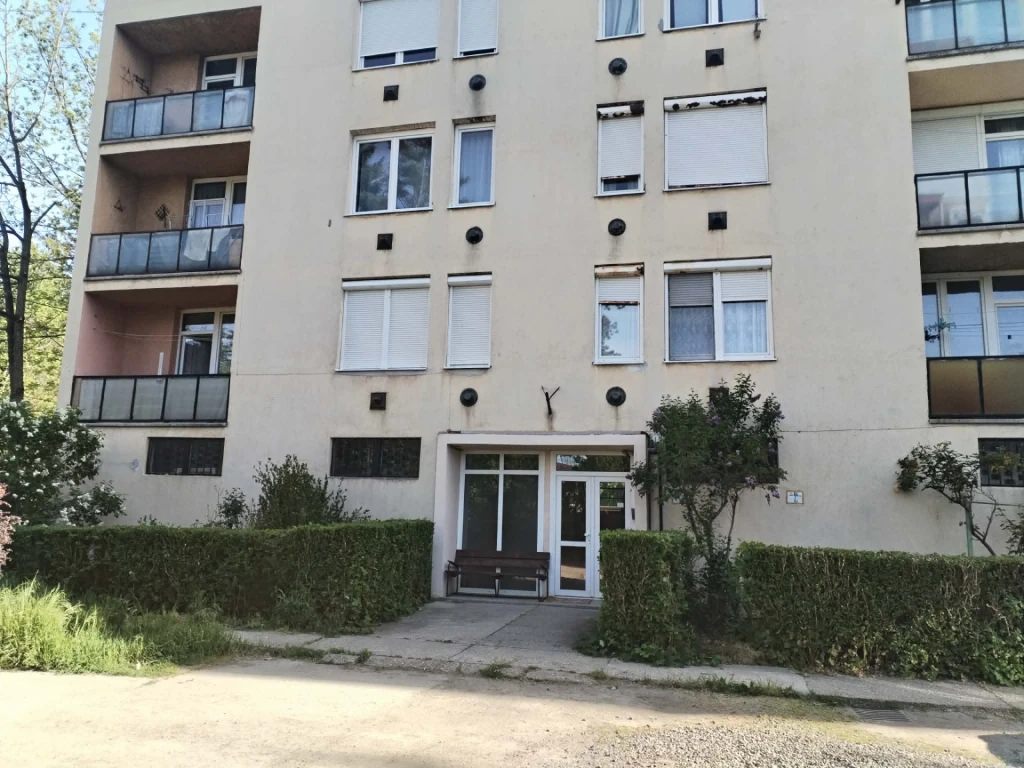 Bátonyterenyén, a Liget úton hosszútávra kiadó egy 25 nm-es kis garzon lakás.
