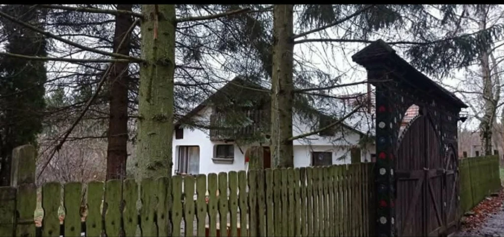 Eladó hangulatos téglanyaraló Somlyóbányán – panorámás, természetközeli környezetben!