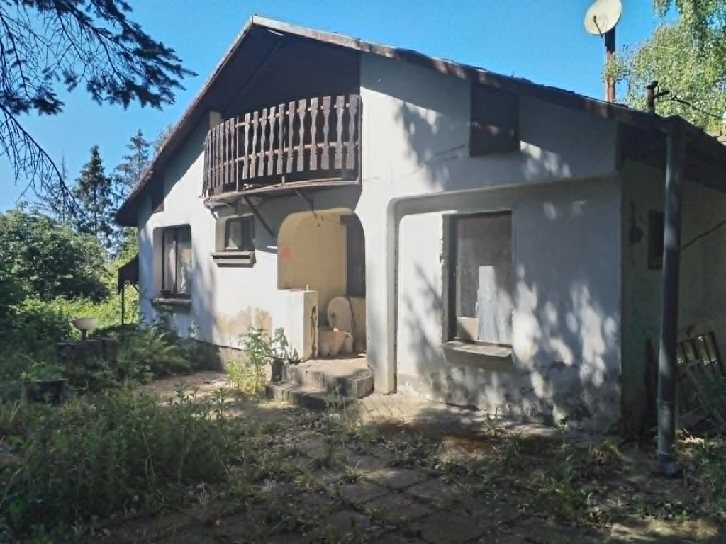 Eladó hangulatos téglanyaraló Somlyóbányán – panorámás, természetközeli környezetben!