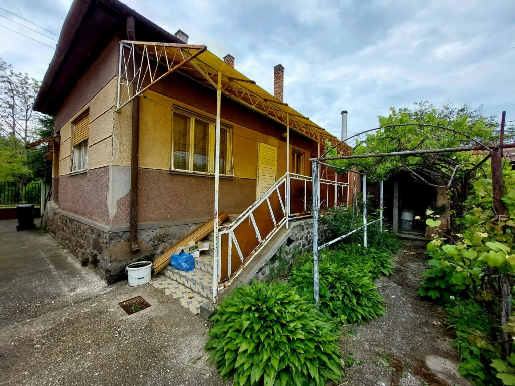 Eladó Pásztón 3 szobás felújítandó családi ház
