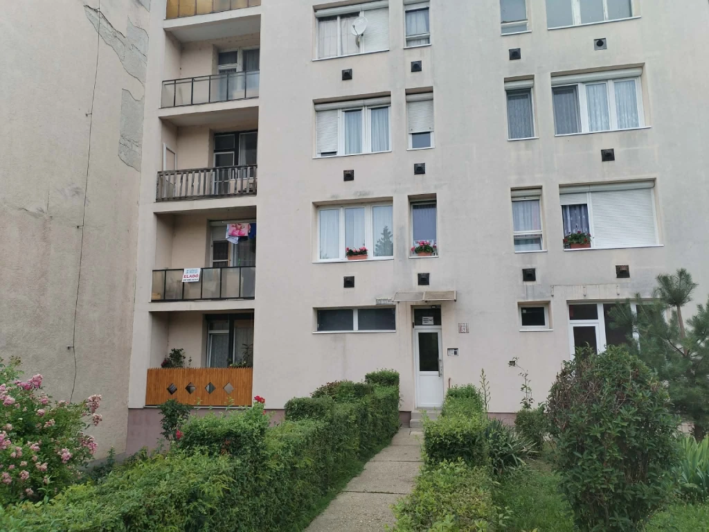 Sürgősen eladó Bátonyterenye központjában, az Ózdi úton egy 53 m²-es, két szobás tégla lakás!