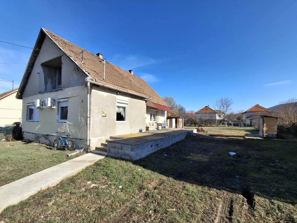 Eladó 85 m²-es családi ház Taron csendes mellékutcában!