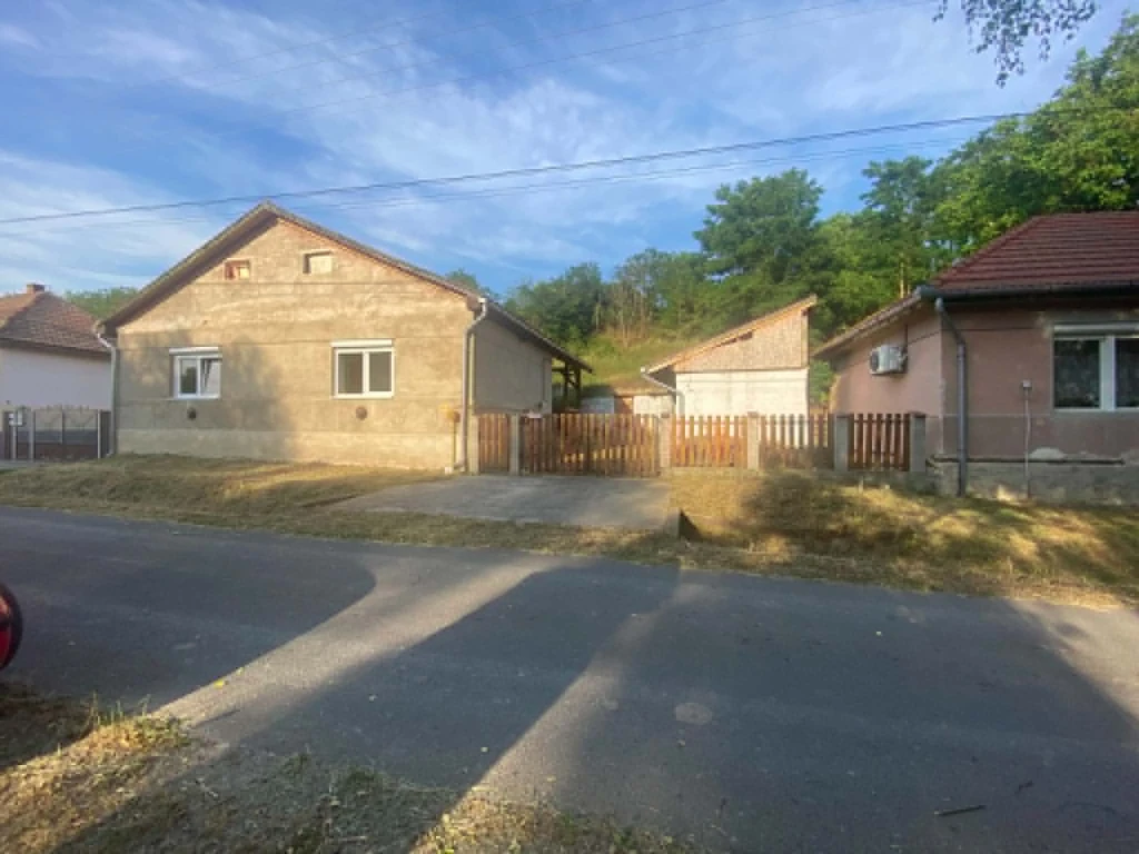 Eladó felújított családi ház Kazár csendes zsákutcájában!