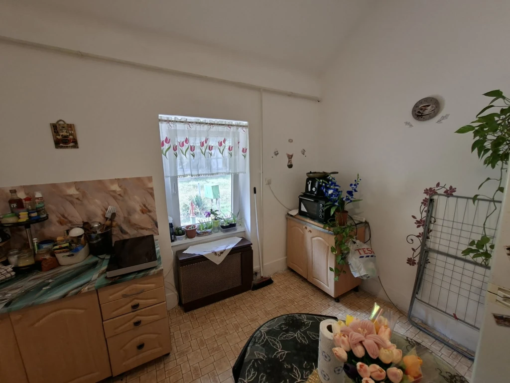 Salgótarján Pálfalva városrészén, a Kürtgyarmat úton eladó egy 40 m²-es, szélső sorházi ingatlan
