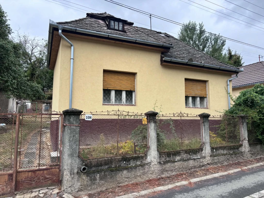 Eladó családi ház Zagyvarónán – nyugodt környezet, mégis közel a belvároshoz!