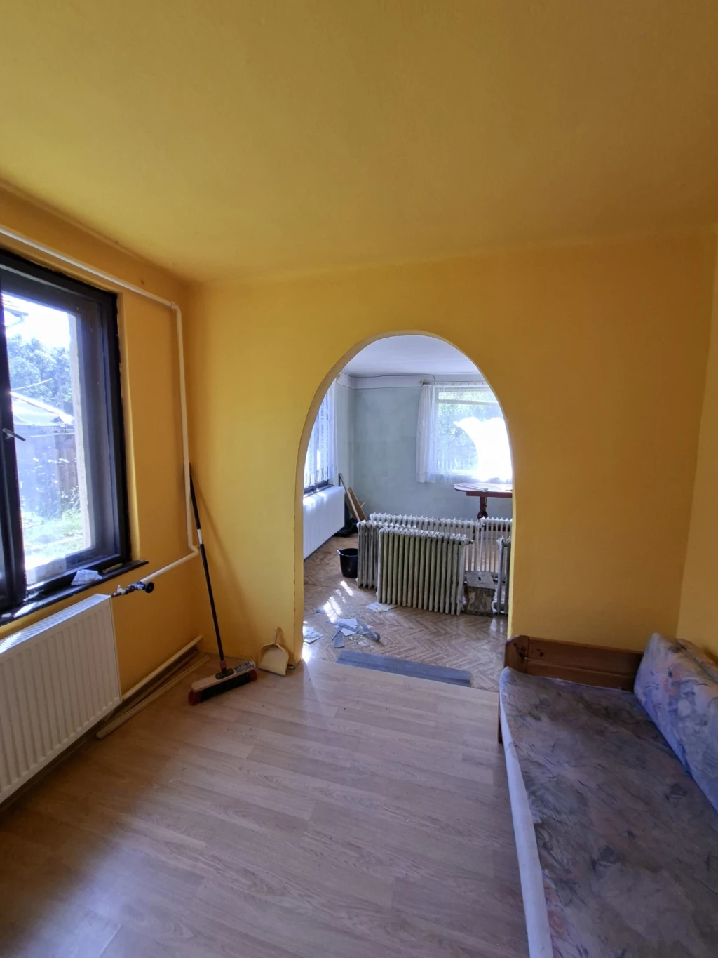 Etes csendes mellékutcájában eladó családi ház