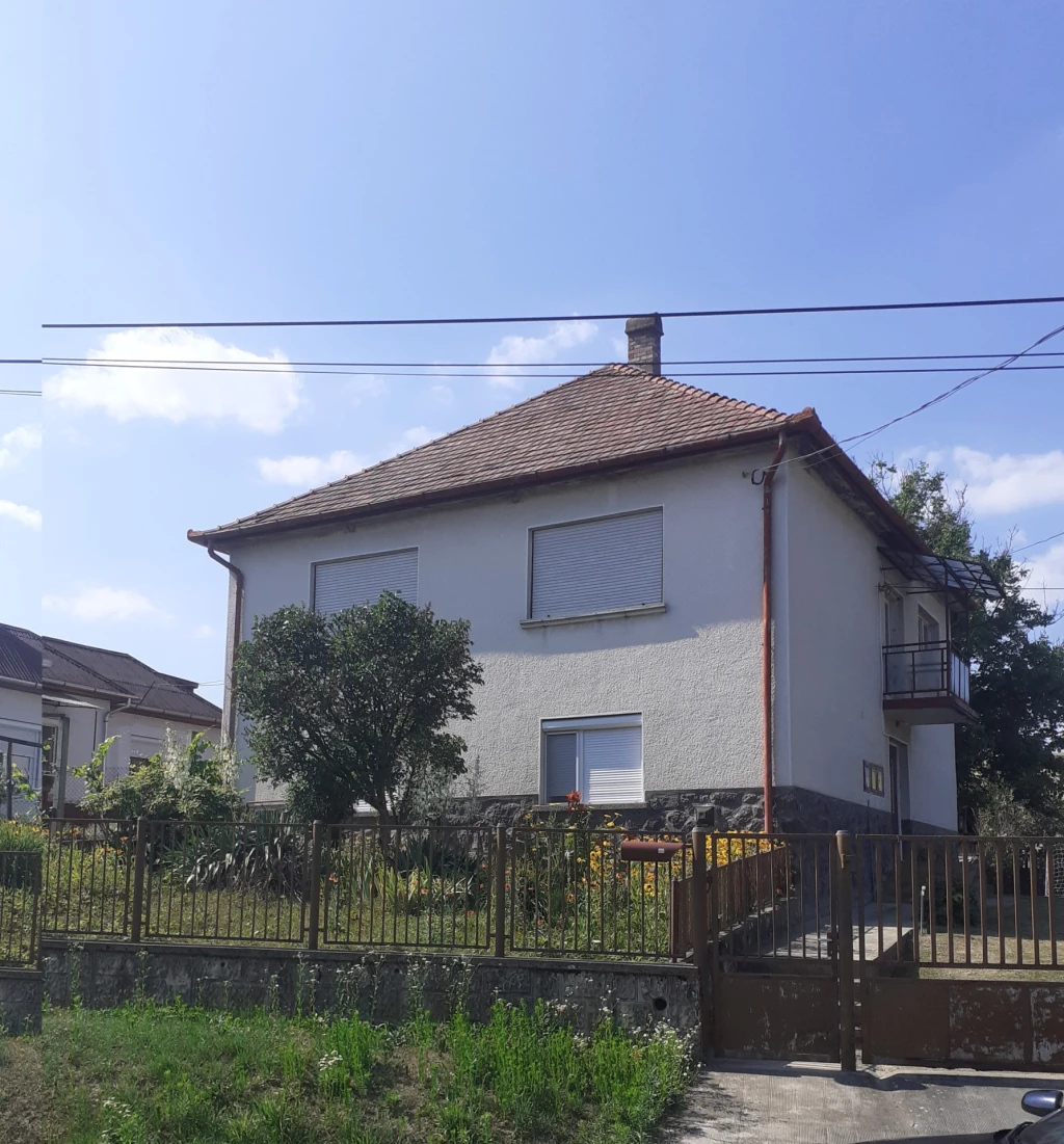 Cered fő utcáján eladó családi ház